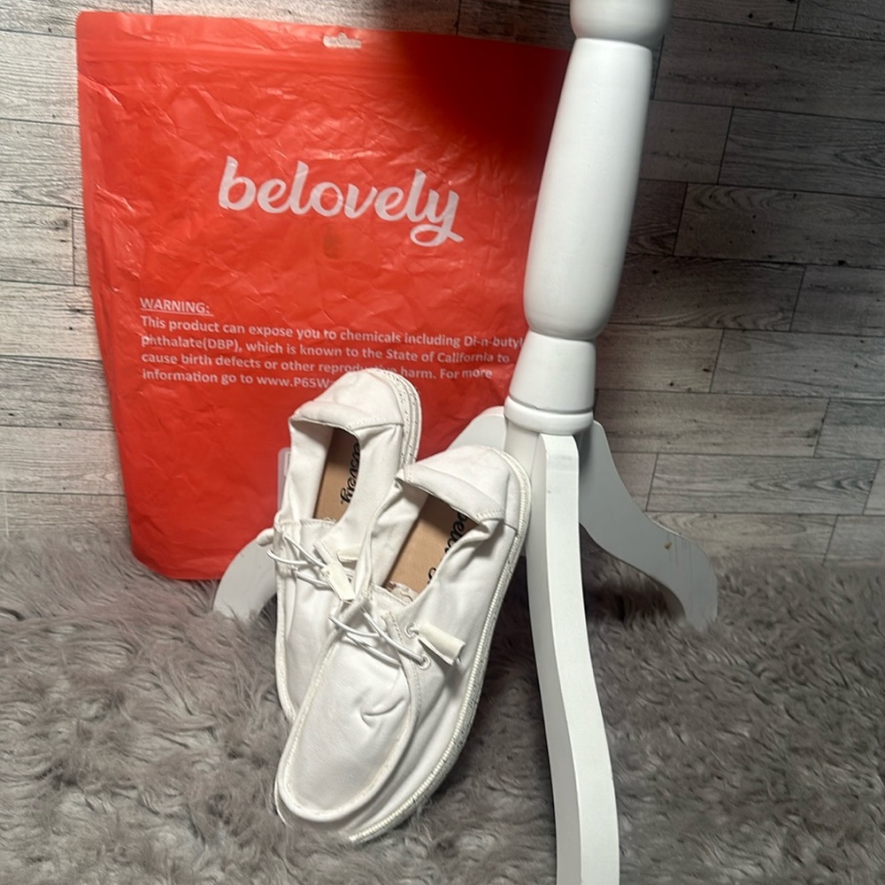 BRAND NEW** white“boat shoes” sz 7